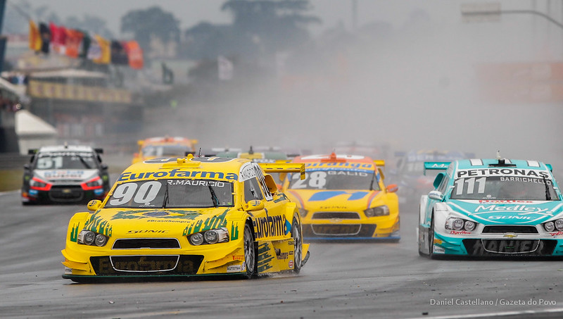 Apertem os cintos e tampem seus ouvidos, que a Stock Car vai passar… por cima de você! 